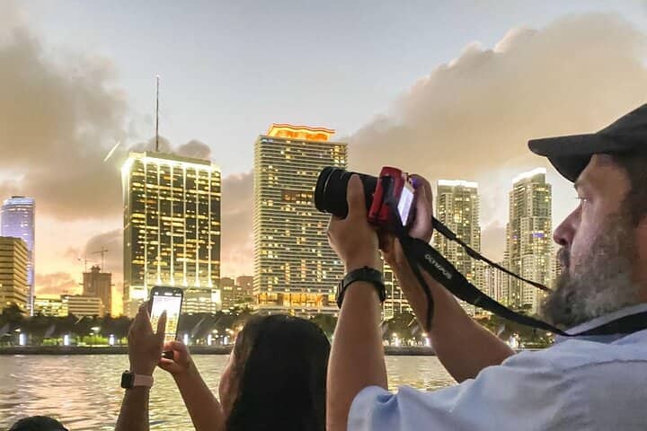 South Beach: Sunset Cruise Millionaire's Homes and Miami Skyline