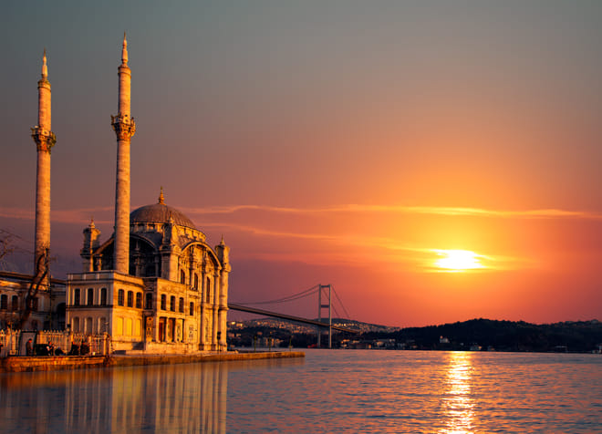 Bosphorus Sunset Yacht Cruise with Snacks and Refreshment 3