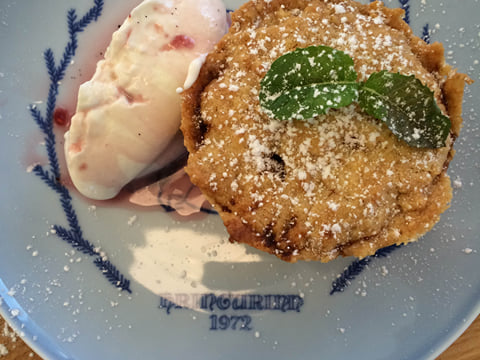 Marriage bliss cake at Salt Eldhus cookery school