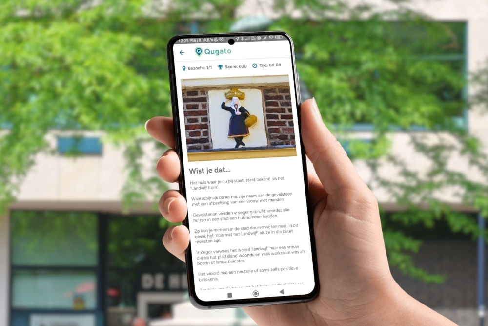 Photo of app interface screenshots during the City Detective Rotterdam scavenger hunt at Laurenskerk. 