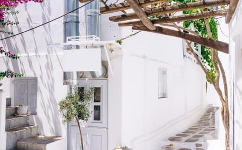 Cyclades Island Hopping Tour: Mykonos, Sifnos & Paros