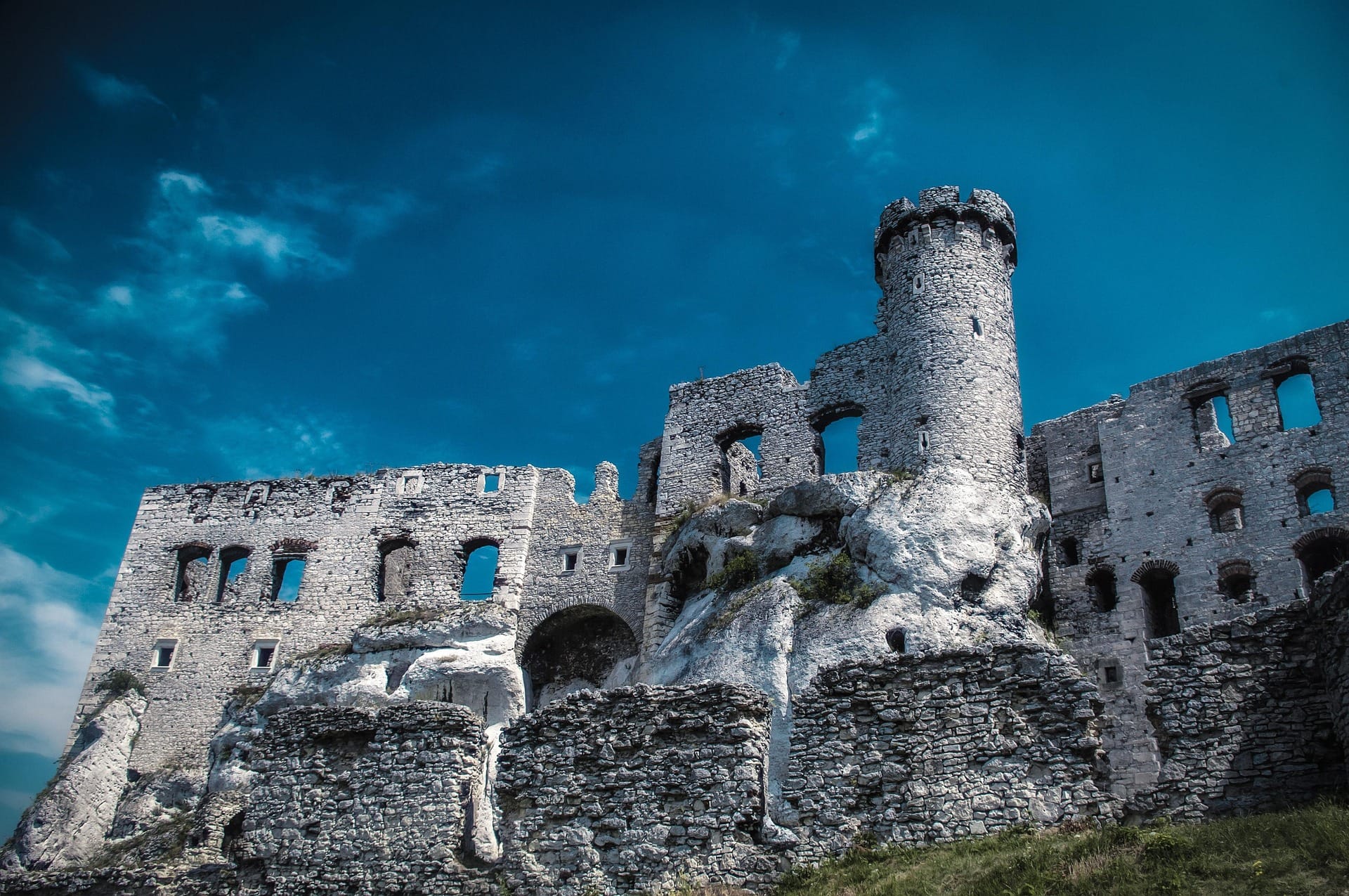 Ogrodzieniec Castle — medieval stone towers and ruins, Sodden Hill Witcher location