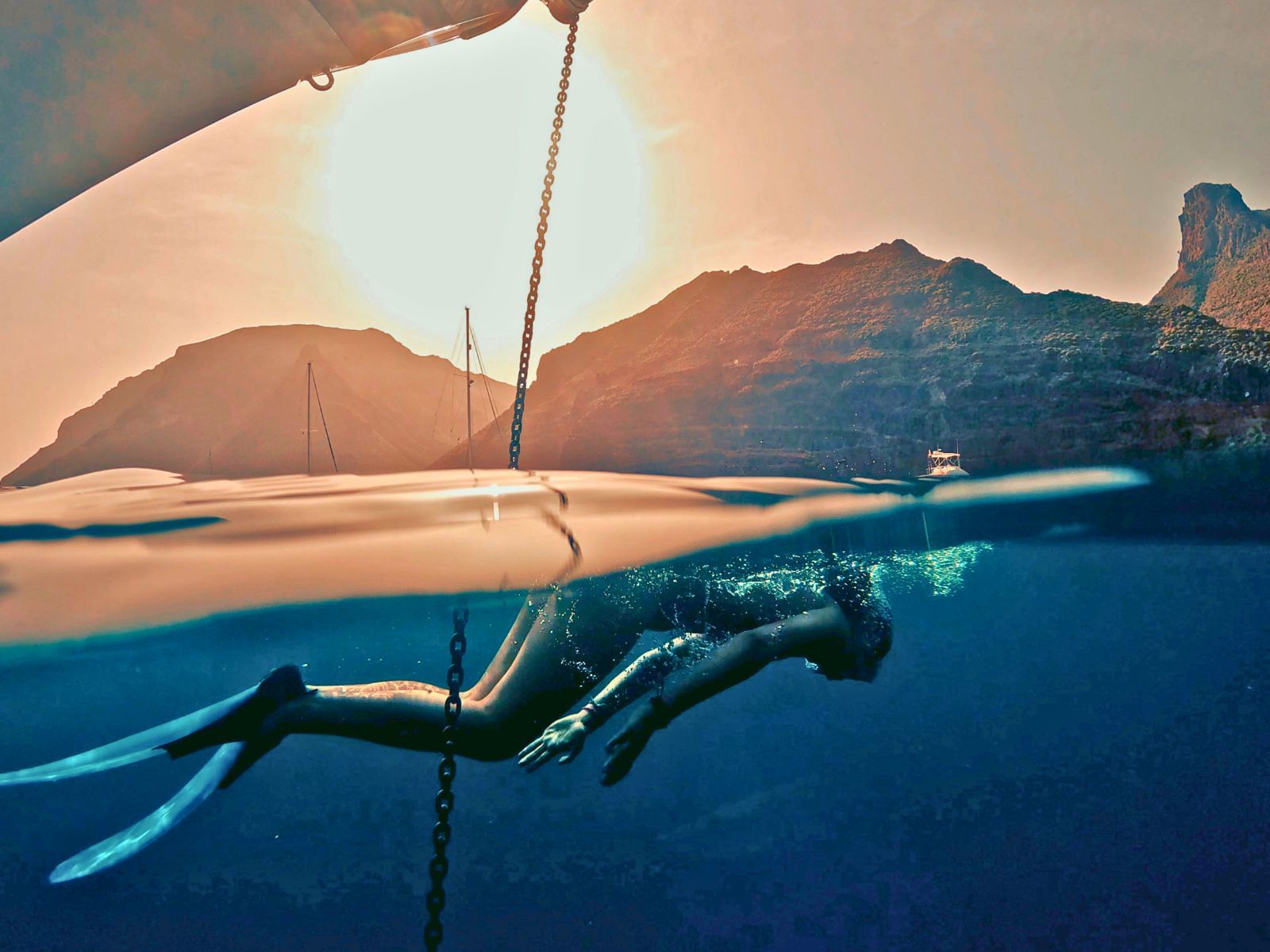 Vista semisumergida de un cliente disfrutando del snorkel junto al ARUAL.