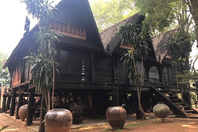 Chiang Mai-Chiang Rai: White - Blue Temple - Bann Dam Museum-Karen Village 8