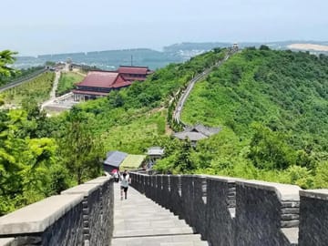 Shanghai: Yixing Little Great Wall Hike with Temple Visit