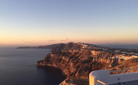 Custom Private 5-Hour Tour of Akrotiri and Firostefani, Santorini