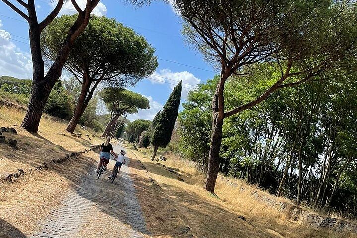 Ebike Tour of Appia Antica & Catacombs with Private Transfer from Rome