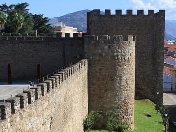 Discover Plasencia – Cathedral, City Walls, Aqueduct & Old Town