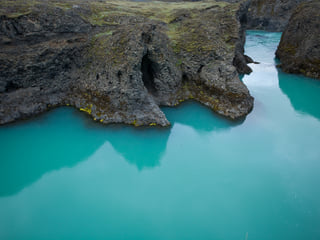 Idyllic turquoise waters on the Laugavegur Volcano Trail. Photocredits: Alastair Humphries.