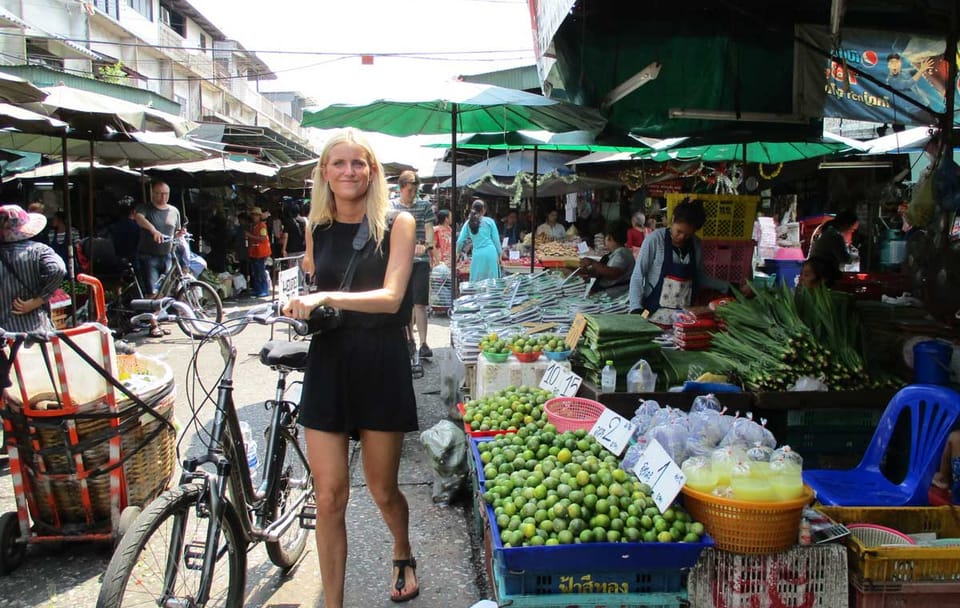 Bicycle Sightseeing Tour in Bangkok with River Crossing