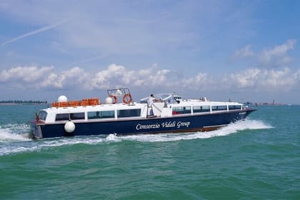 Motorboat Rental for 2 Hours with Aperitif Option in Venice