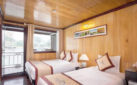 Two-Day Bai Tu Long Bay Cruise with Kayaking and Fishing