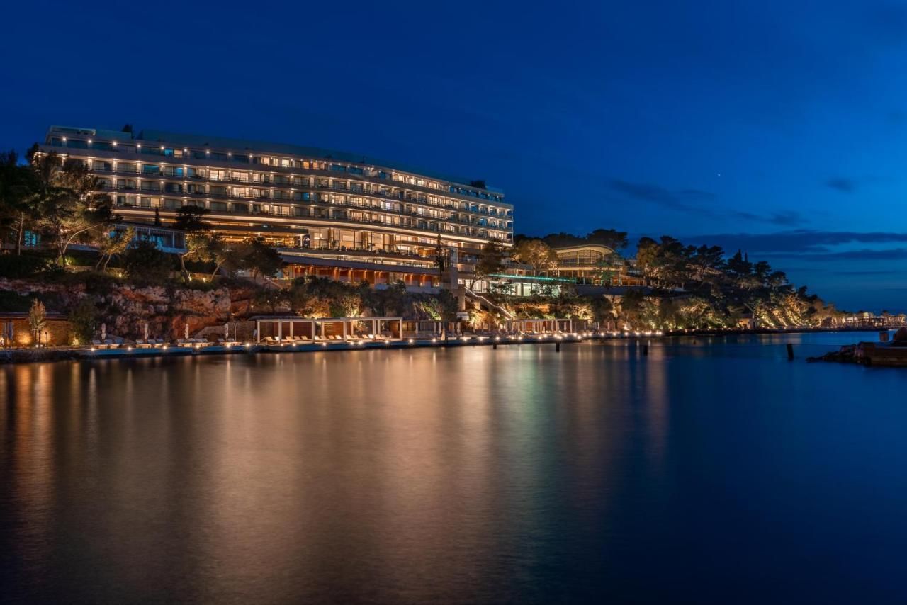 Athens Airport (ATH) to Four Seasons Astir Palace Hotel Private Taxis