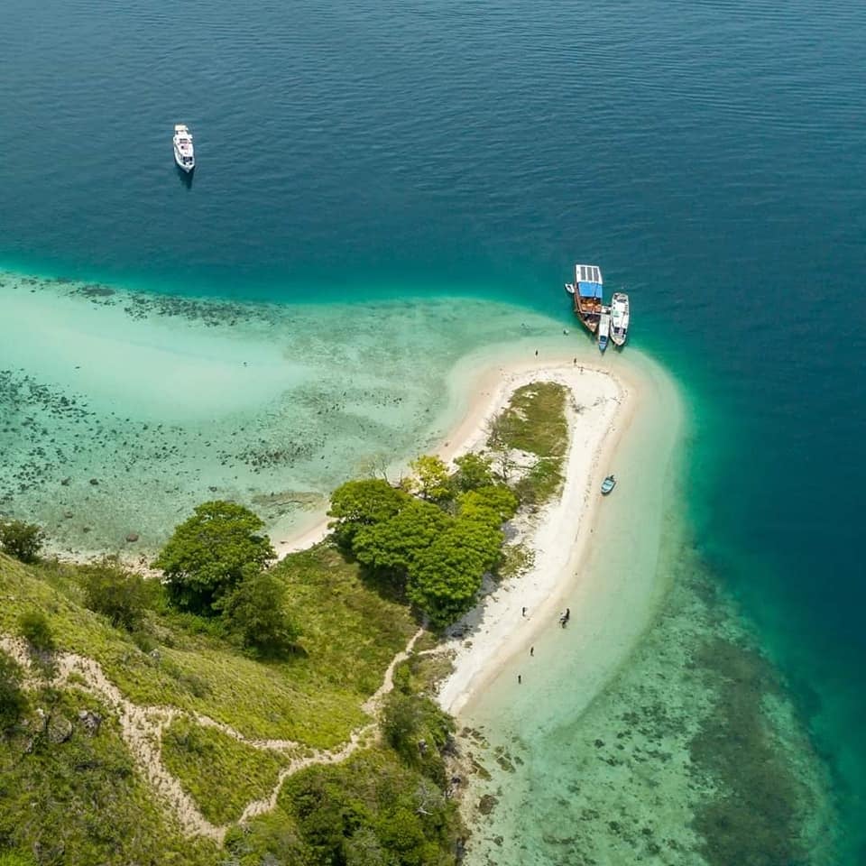 white sand beach in Kelor island