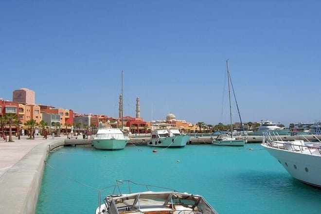 Private City Tour &amp; Magic Catamaran Snorkeling &amp; Parasailing Adrenaline-Hurghada