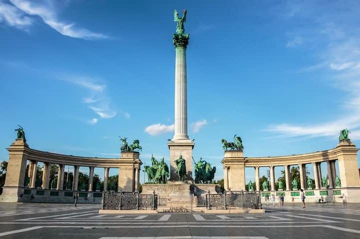 Heroes' square