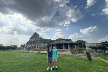 Karnataka Cultural Tour: Hubli to Hampi and Mysore