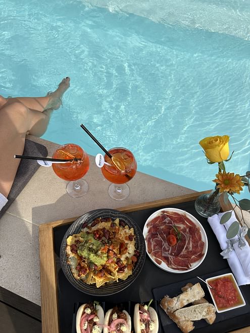 Refrescáte con nuestro Cóctel Aperol en nuestra piscina  