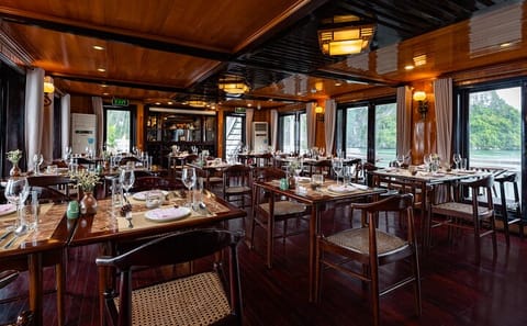 HERA CLASSIC Boutique Cruise Halong Bay 2 Days 1 Night Trip