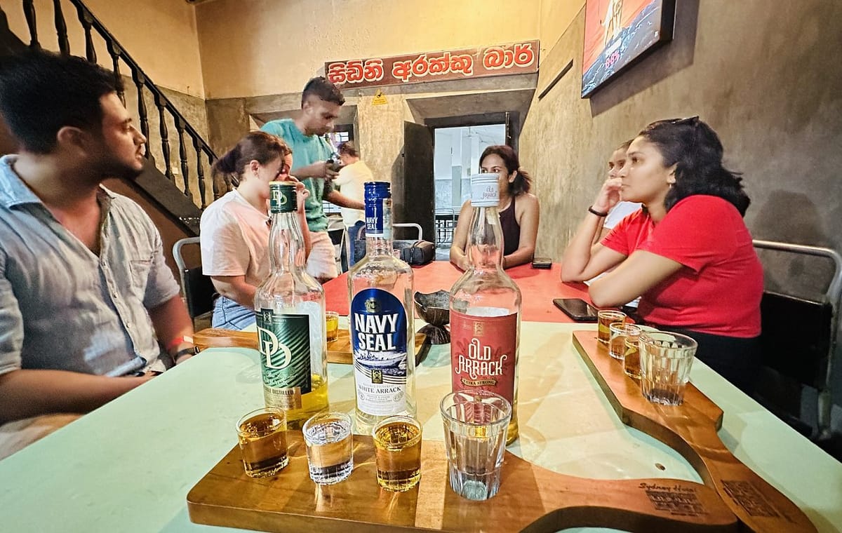 Galle: Fort Nightlife Tour with Arrack Tasting & Snacks