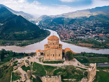 4 Full days in Georgia with private tour, free aiport