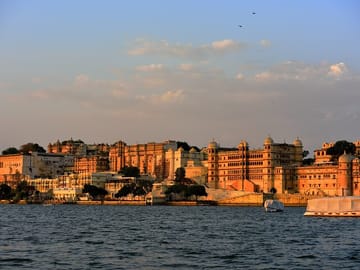 Udaipur Heritage Tour with Vintage Cars and Havelis
