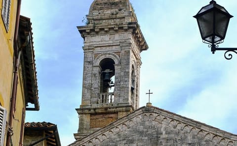 Walking Tour of Medieval Streets and Gardens in San Quirico d'Orcia