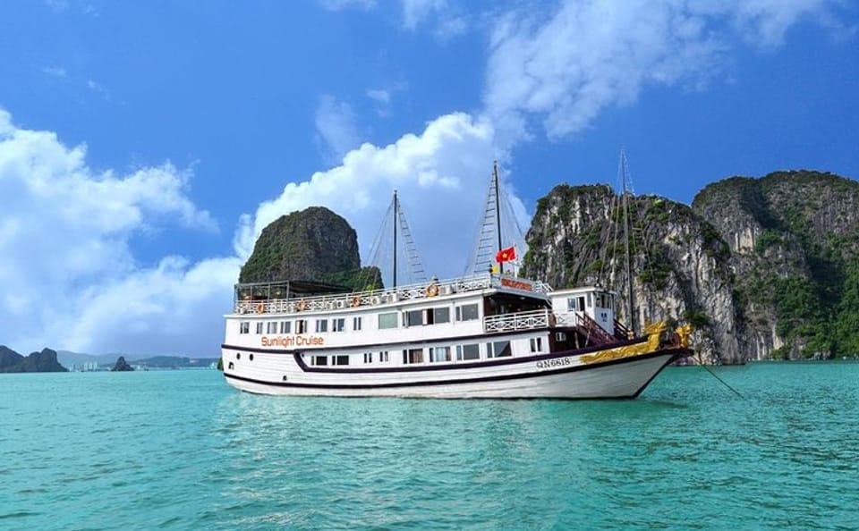 Halong Bay Deluxe 2-Day Cruise with Kayaking and Swimming