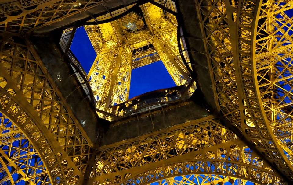 Eiffel Tower Guided Tour with Summit Access in Paris