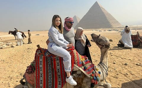 Cairo VIP Tour: Pyramids, Museum, and Khan Al-Khalili Bazaar