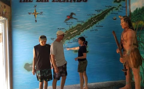Wildlife Encounter Tour with Monkeys and Sloths in Roatan
