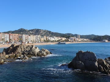 Costa Brava Day Tour with Boat Trip from Barcelona