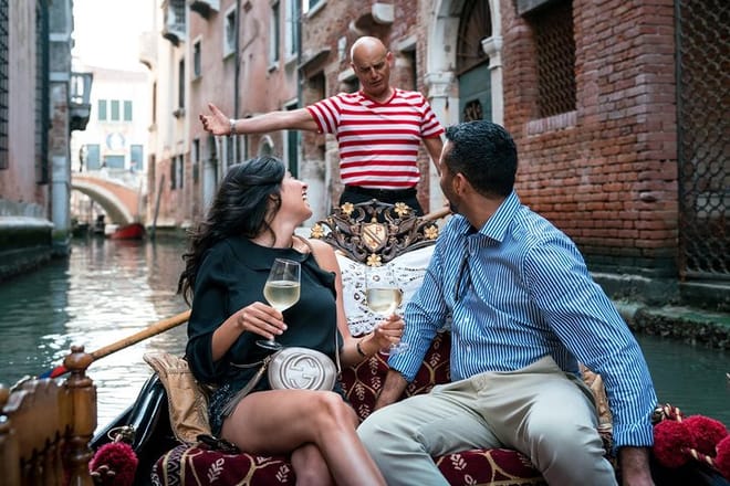 Gondola Ride with violinist and champagne 4