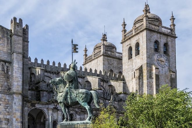 Porto Old Town: City Exploration Game photo 5