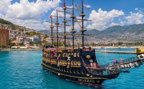Big Kral Pirate Boat Tour with Drinks, Alcohol Transfer from Side