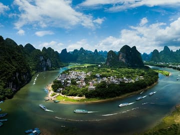 1-Day Guilin Tour to Reed Flute Cave, Bamboo Boat and Night Show