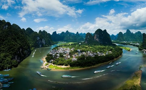 Guilin 1-Day Tour: Reed Flute Cave, Bamboo Boat Ride, Night Show