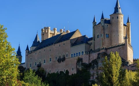 Private Walking Tour of Segovia's Aqueduct, Cathedral, and Alcázar