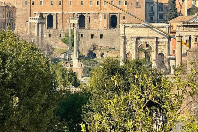 Rome Colosseum Self Audoguided Tour and Tiber River Boat Ride