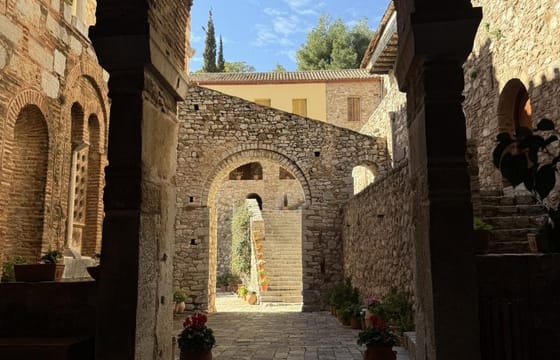 Explore Delphi, Ηοsios Loukas Monastery and Arachova village in a Full-Day Private Trip