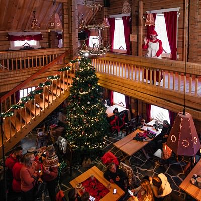 Treffen Sie Frau Weihnachtsmann in ihrem Weihnachtscottage im Santa Claus Dorf.
