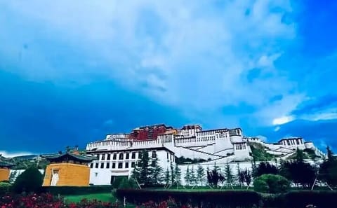 Scenic Drive from Lijiang to Shangri-La via Tiger Leaping Gorge
