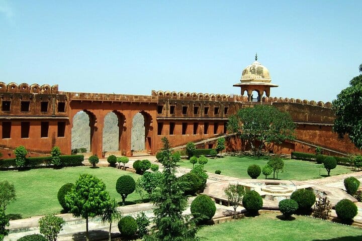 Ancient Caves, Forts, Taj & Temples Expedition