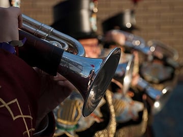 The moving music accompanying the "paso"