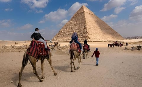 Giza Pyramids Tour with Breakfast or Lunch at 9 Lounge