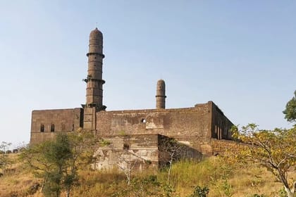 Fortress of Legends: Exploring Asirgarh Fort from Indore