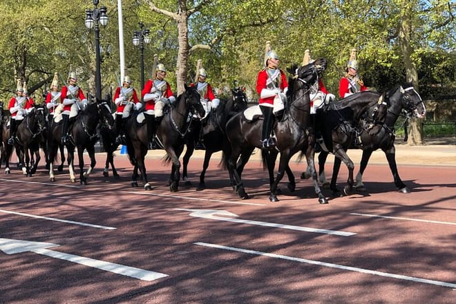 Buckingham Palace Visit & Changing of the Guard Walking Tour