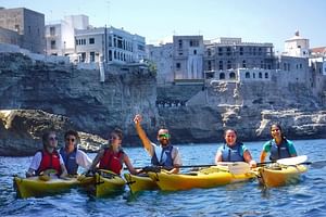 Escursione in kayak a Polignano con sosta e bagno in grotta