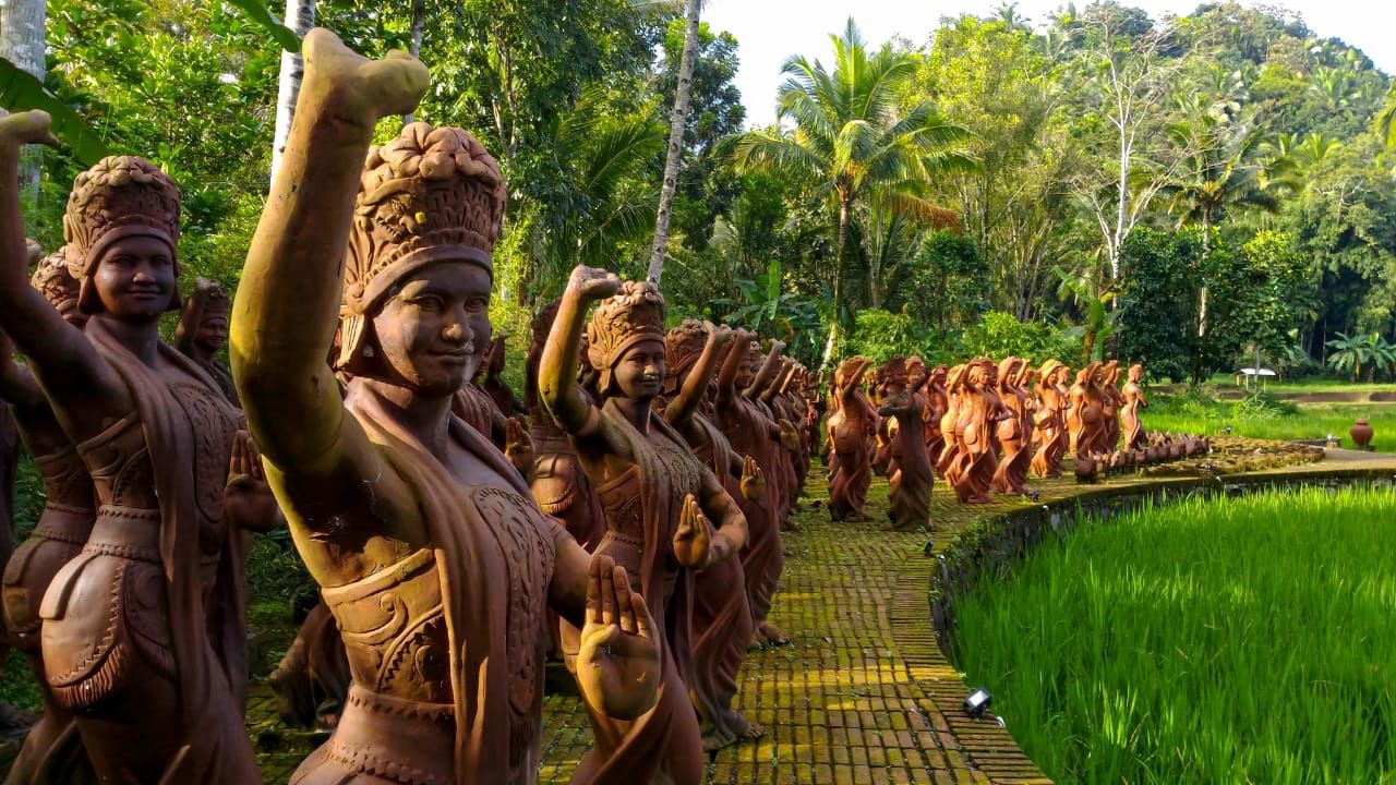 Gandrung Dance Statue