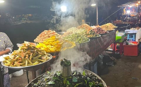Ultimate Siem Reap Food Tour (10 Locals Tasting with Drinks & Transport)